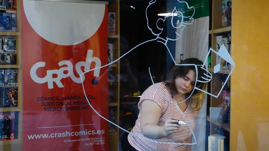 La artista Sara Soler realiza una ilustración en directo en el escaparate de Crash Cómics