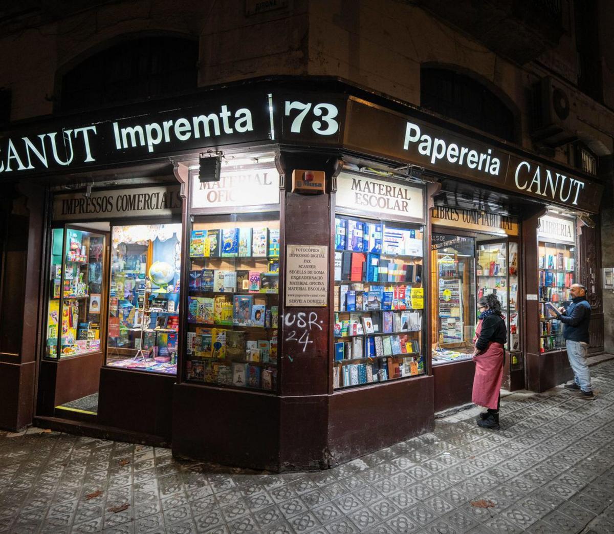 La papereria Canut fa 100 anys en una cantonada històrica