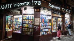 La papereria Canut fa 100 anys en una cantonada històrica