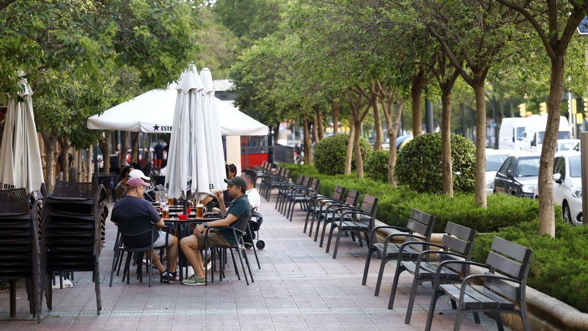 Terraza en la que se sentaron los sospechosos antes de ser detenidos.