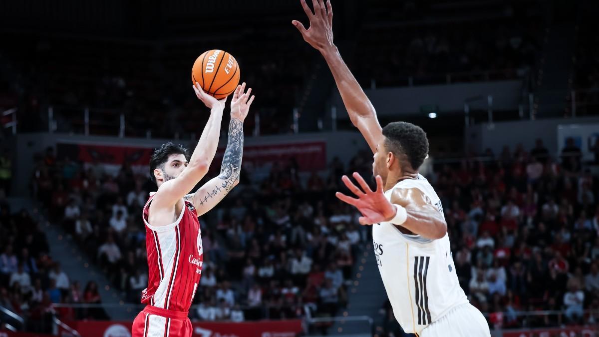 Santi Yusta y Edy Tavares, en el último Casademont Zaragoza - Real Madrid de Liga Endesa