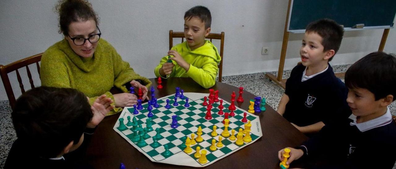 Graciela Gómez desarrollando una de las pautas de enseñanza sobre un tablero de colores para cuatro jugadores. |  // I. ABELLA