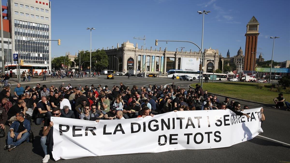 Decenas de Mossos se manifiestan en la plaça Espanya para reivindicar la mejora de condiciones laborales.