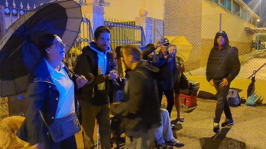 Veinte personas, a punto de pasar la noche al raso en Alicante tras quedar cerrado el albergue
