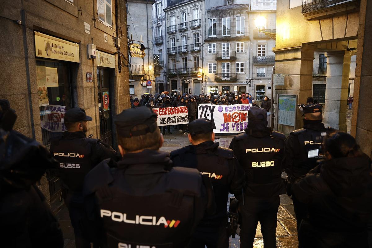 La propiedad del edificio desalojado en la Algalia refuerza la seguridad con alarma y guardias privados