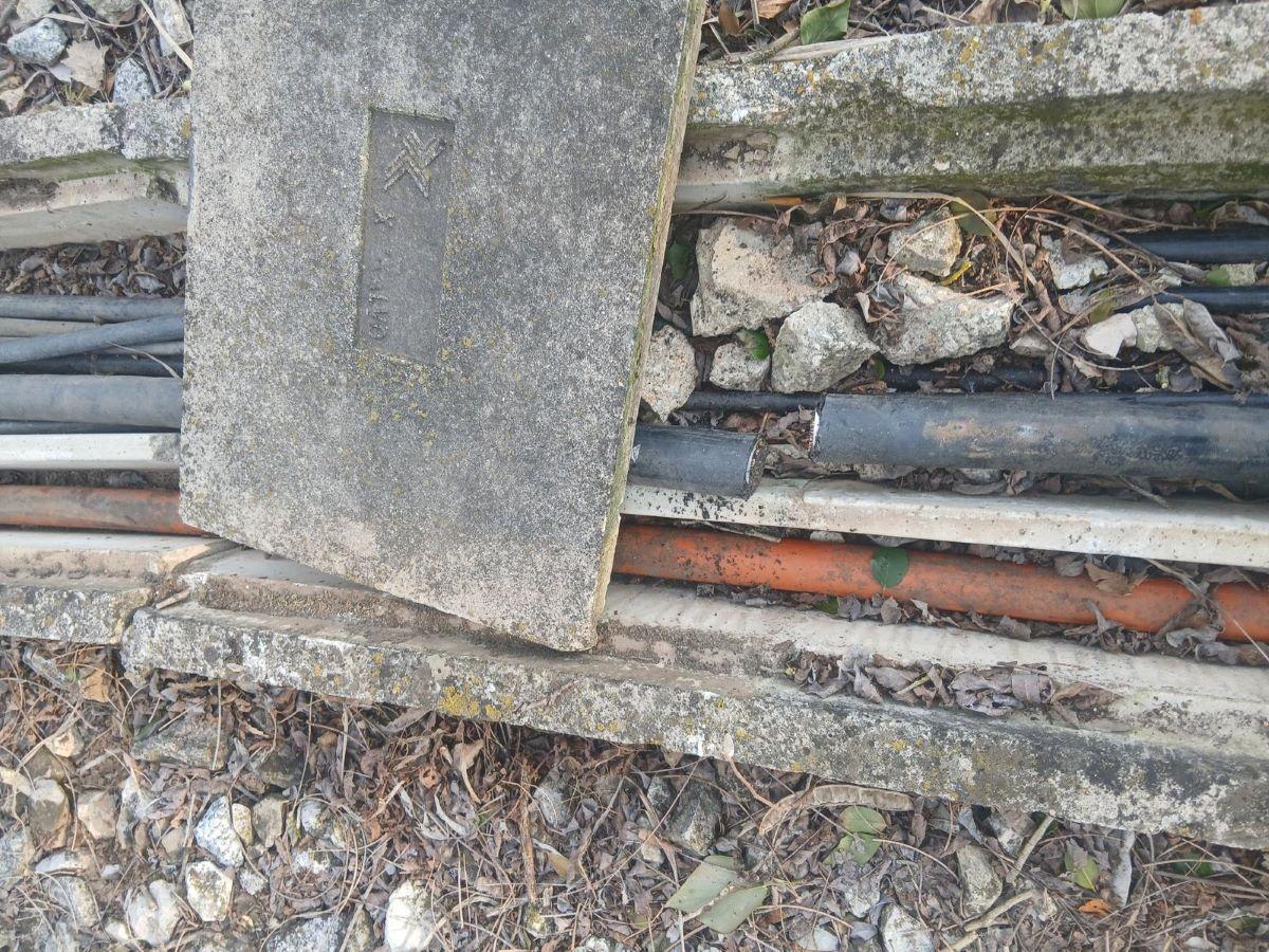 L'arqueta de la via de Sant Martí Vell amb el cable de coure tallat.