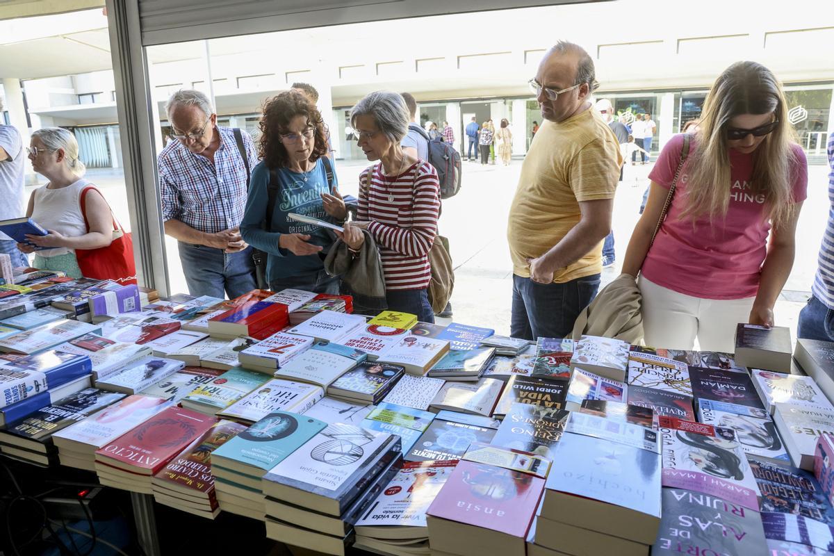 La Feria del Libro se instala en la plaza Séneca hasta el 14 de mayo