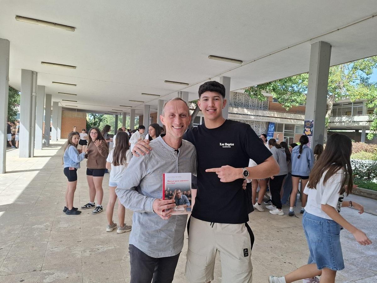 Antonio María Hernández, autor de 'Manual para sobrevivir en clase', junto a un alumno del IES Nº 1 Universidad Laboral de Málaga.