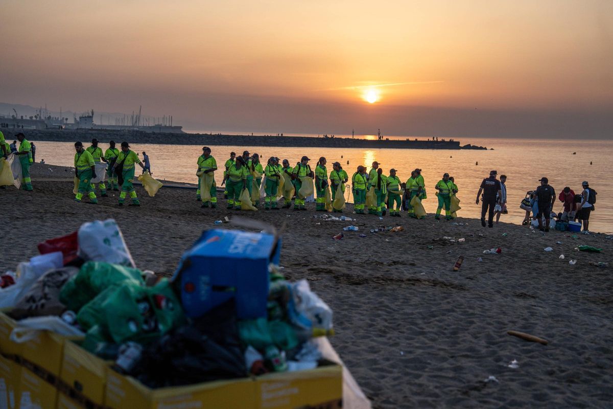 Limpieza de las playas de Barcelona tras la verbena de Sant Joan 2025