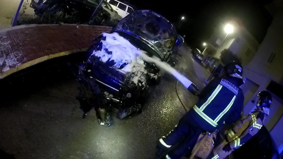 Los Bomberos de Ibiza apagan un coche incendiado.