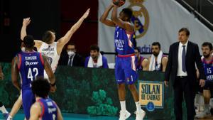 El francés del Anadolu Efes Beaubois (d) ejecuta un triple ante la oposición del madridista Carroll.