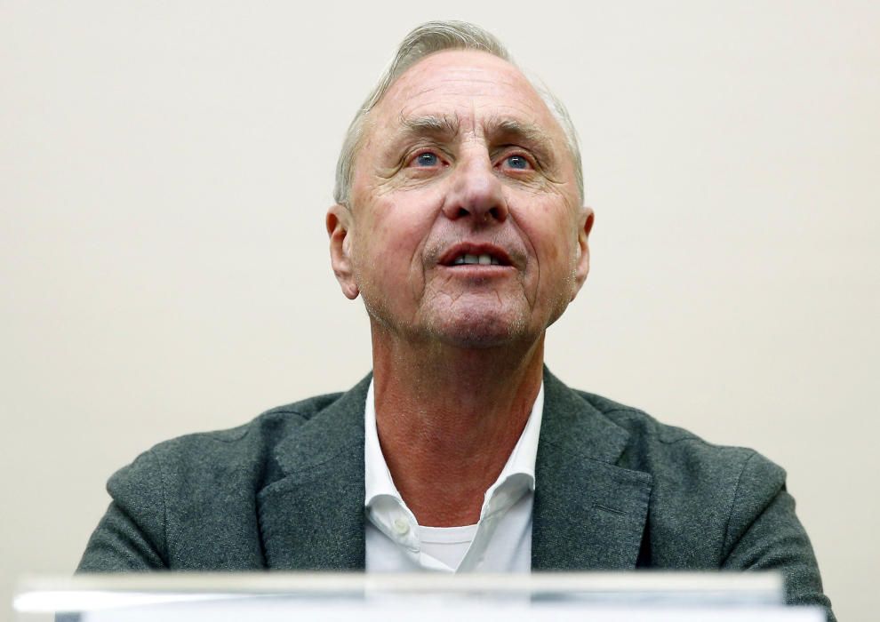 El ex futbolista y ex entrenador holandés Johan Cruyff ha fallecido a los 68 años. Ganó tres veces el Balón de Oro en los 70 y jugó en el Ajax, Barcelona y Levante, entre otro