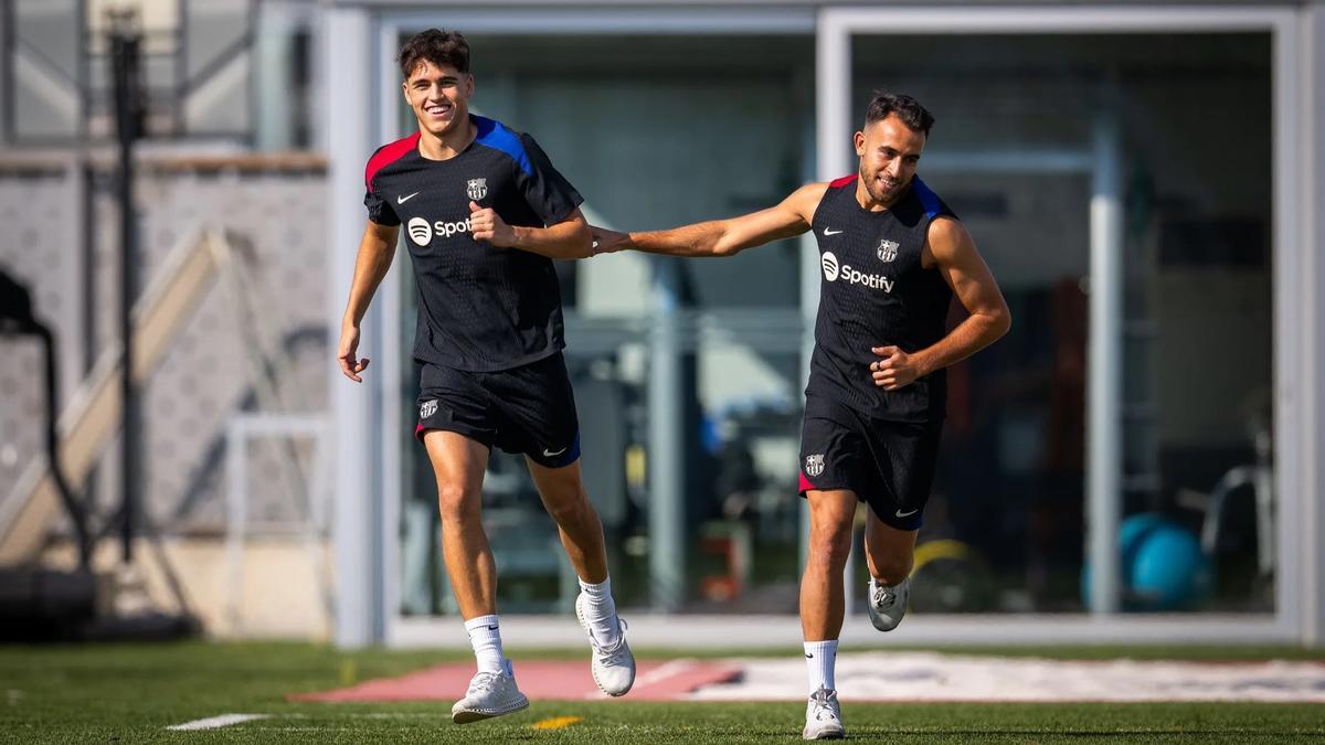 Pau Cubarsí y Eric Garcia salen al campo de entrenamiento tras regresar de los Juegos de París.