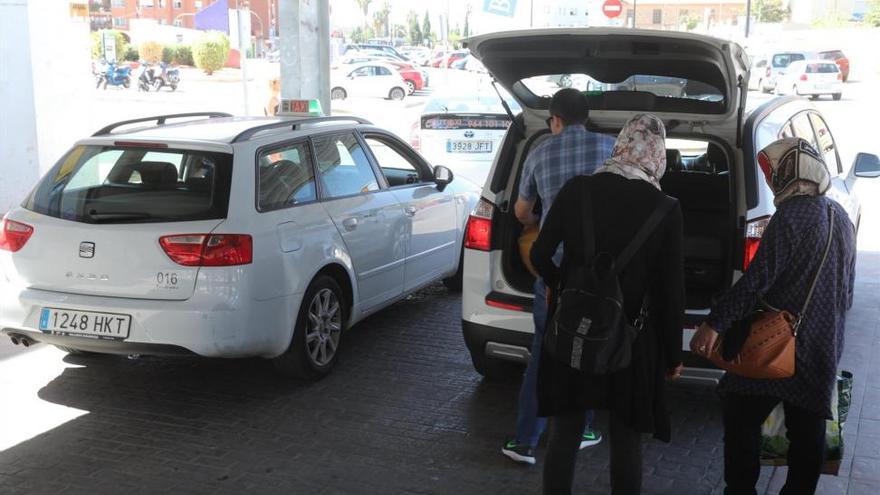 Taxistas de Castellón convocan paros contra las licencias de los coches con conductor