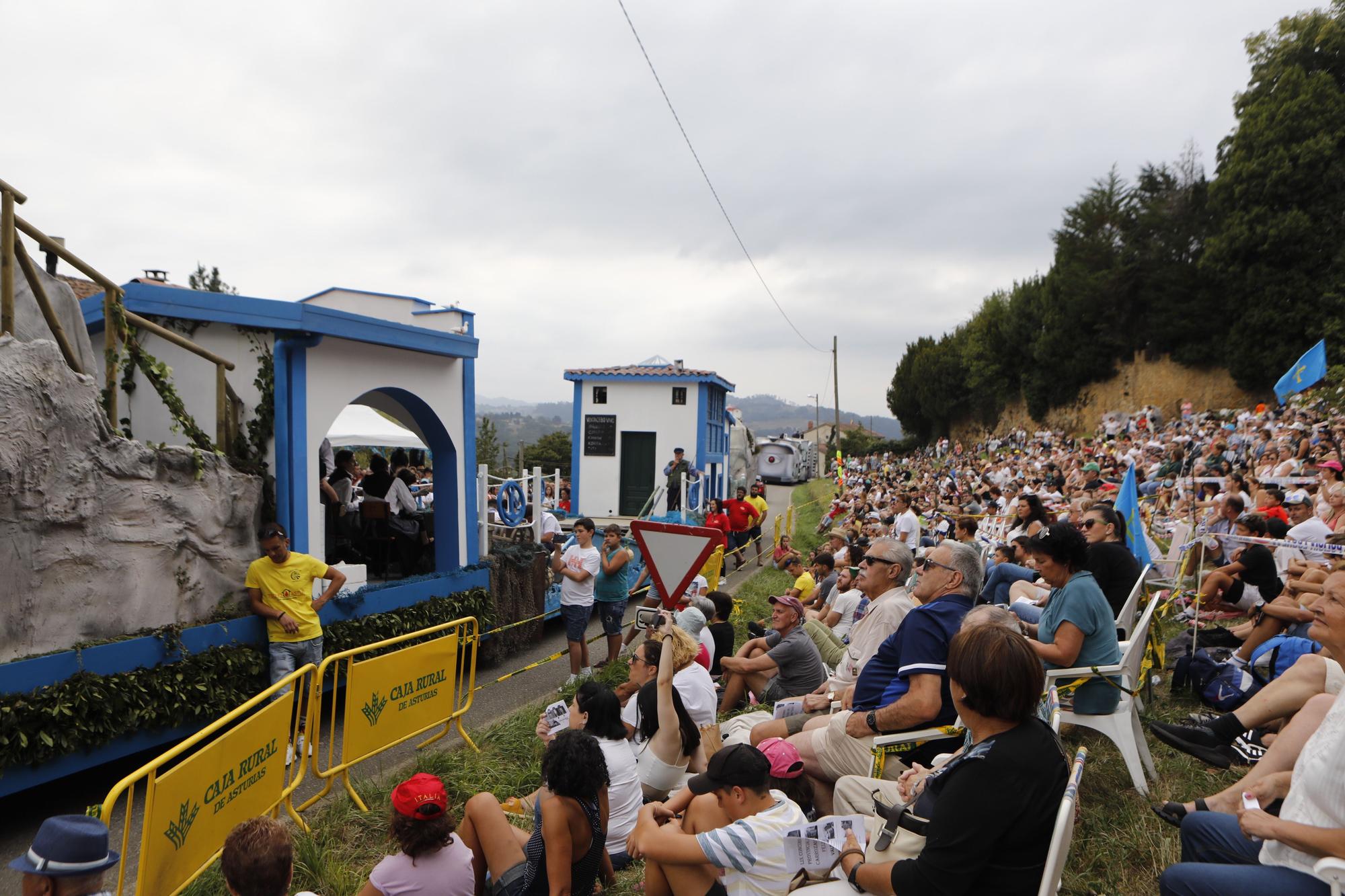 En imágenes: Las carrozas de Valdesoto vuelven con muchas risas