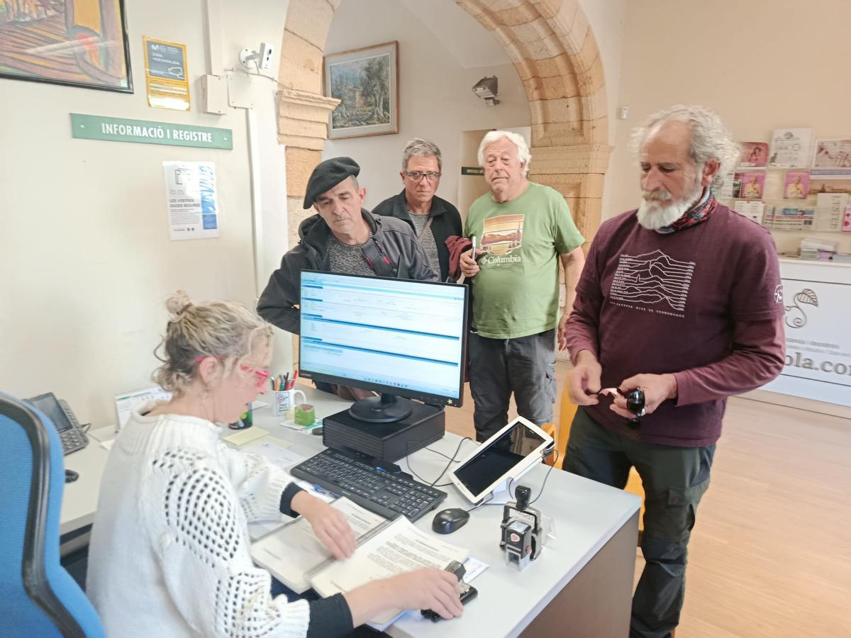 Representantes de la plataforma registran la documentación sobre el camino en el Ayuntamiento de Bunyola, este miércoles.