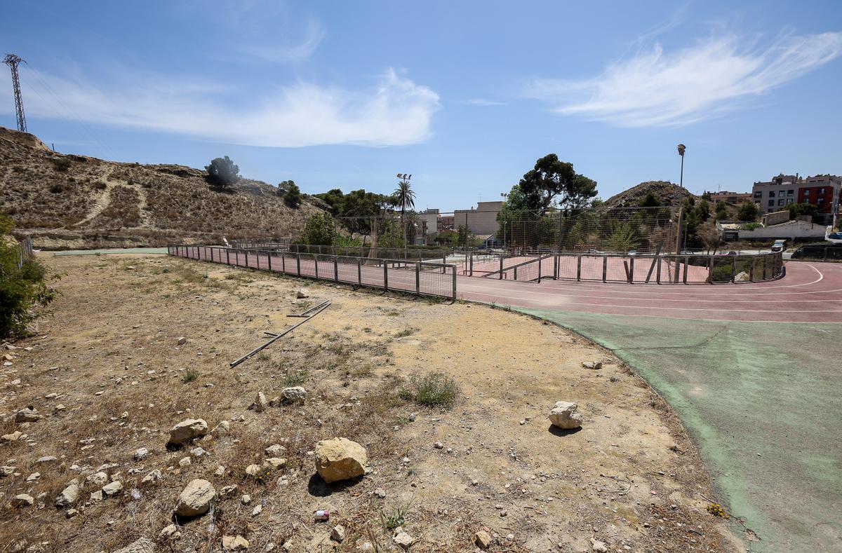 El polideportivo de Villafranqueza, en estado de deterioro.