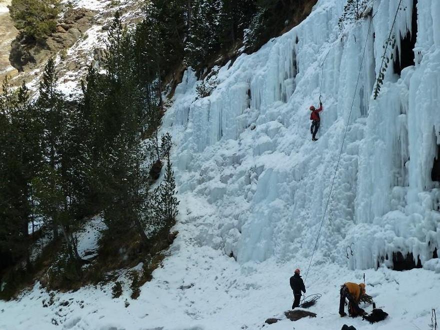 Con un cierto nivel técnico y acompañados de guía, se puede realizar actividades como la escalada en hielo.