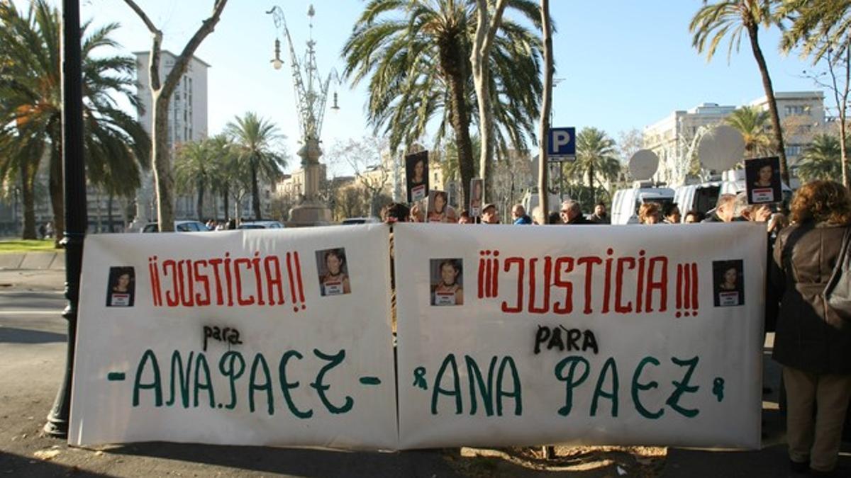 Amigos y familiares de Ana Páez han desplegado una pancarta en la que reclaman justicia para la fallecida, este martes, a las puertas de la Audiencia de Barcelona.