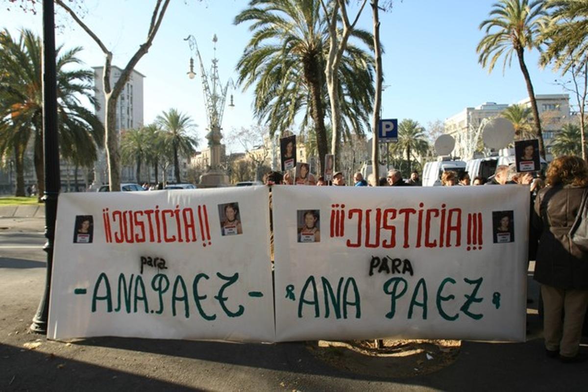 Amics i familiars d’Ana Páez han desplegat una pancarta en què reclamen justícia, aquest dimarts, a les portes de l’Audiència de Barcelona.