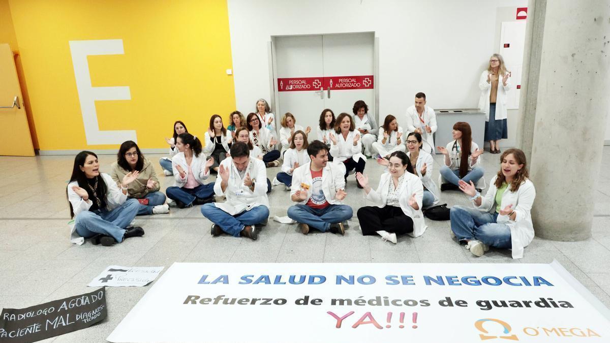 Concentración de profesionales de Radiología en el Hospital Álvaro Cunqueiro, el pasado octubre.