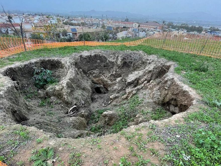 Los desprendimientos y la falta de mantenimiento han provocado un gran agujero sobre las cuevas.