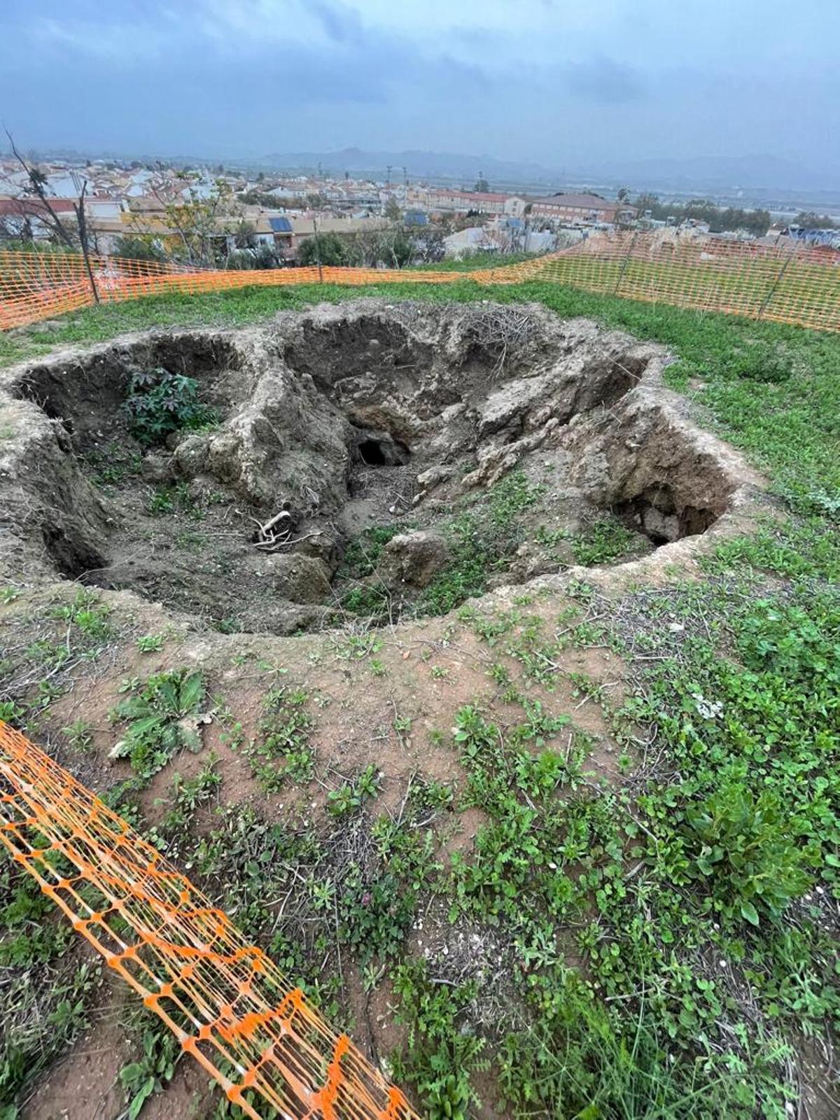 Los desprendimientos y la falta de mantenimiento han provocado un gran agujero sobre las cuevas.