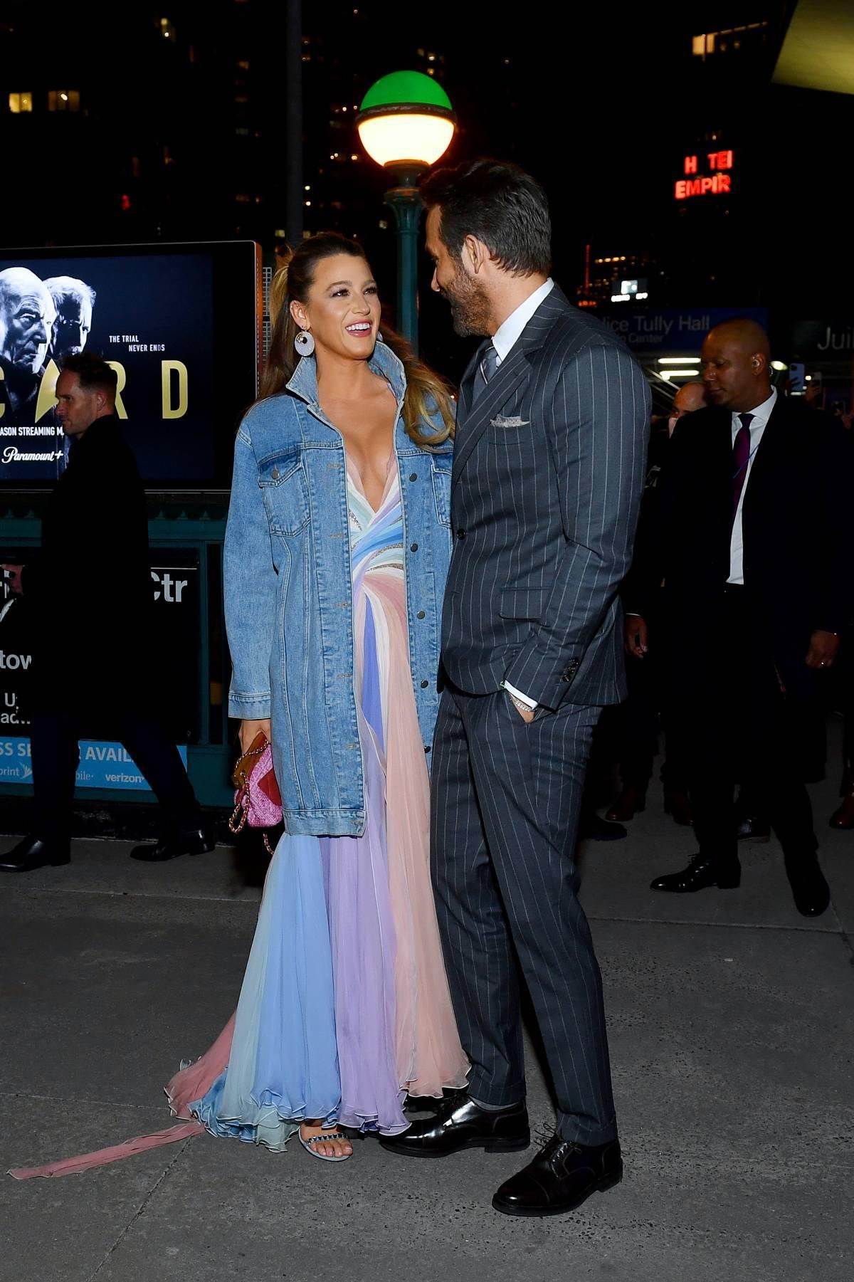Blake Lively con vestido de fiesta y chaqueta vaquera junto a Ryan Reynolds