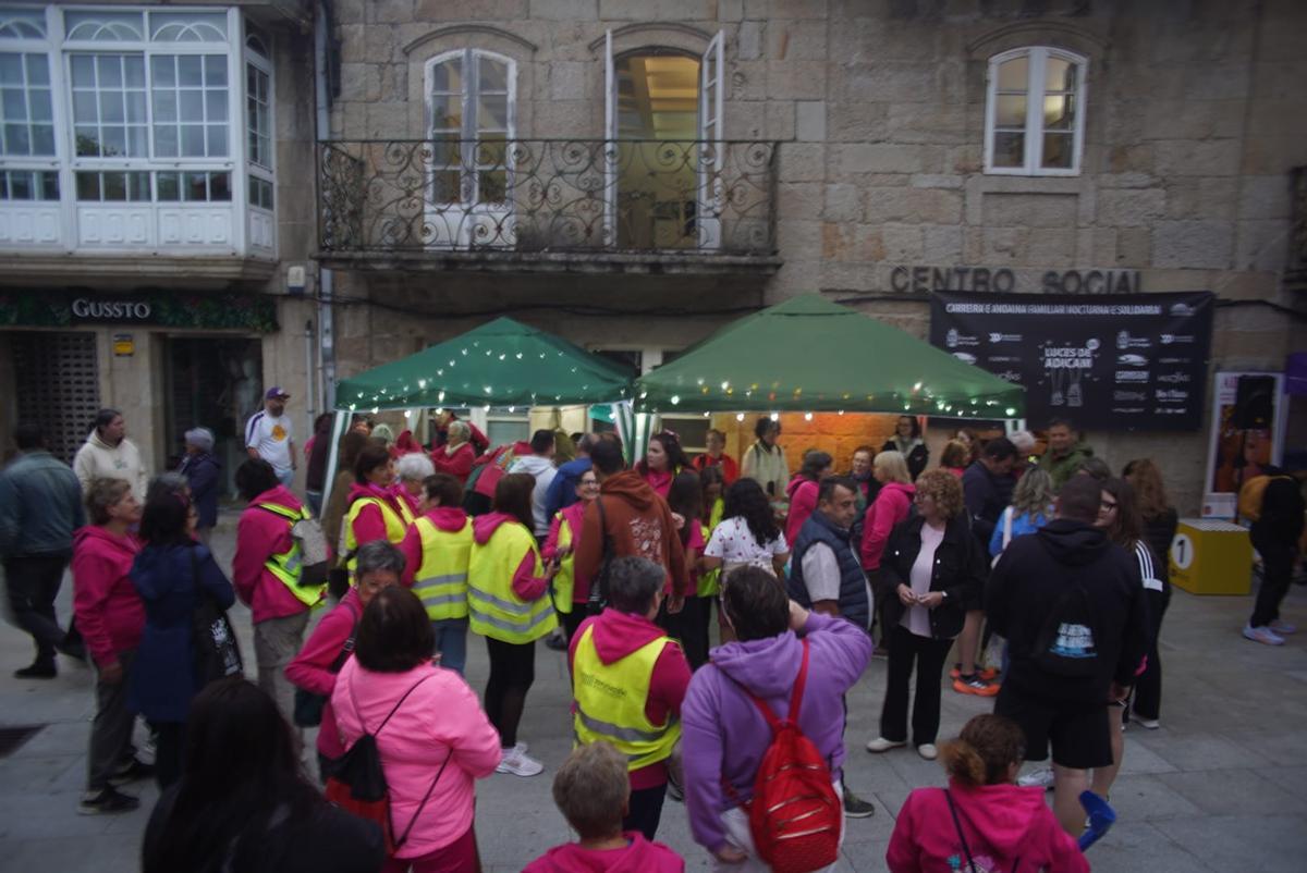 Más de 1.300 personas alumbran de rosa Cangas