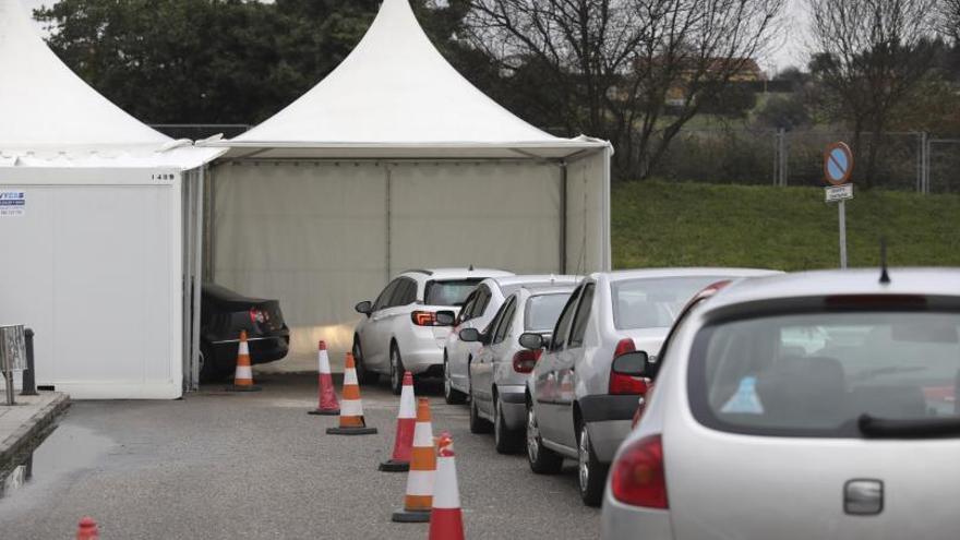 Cola de coches para acceder al autocovid instalado en el Hospital San Agustín. | R. Solís