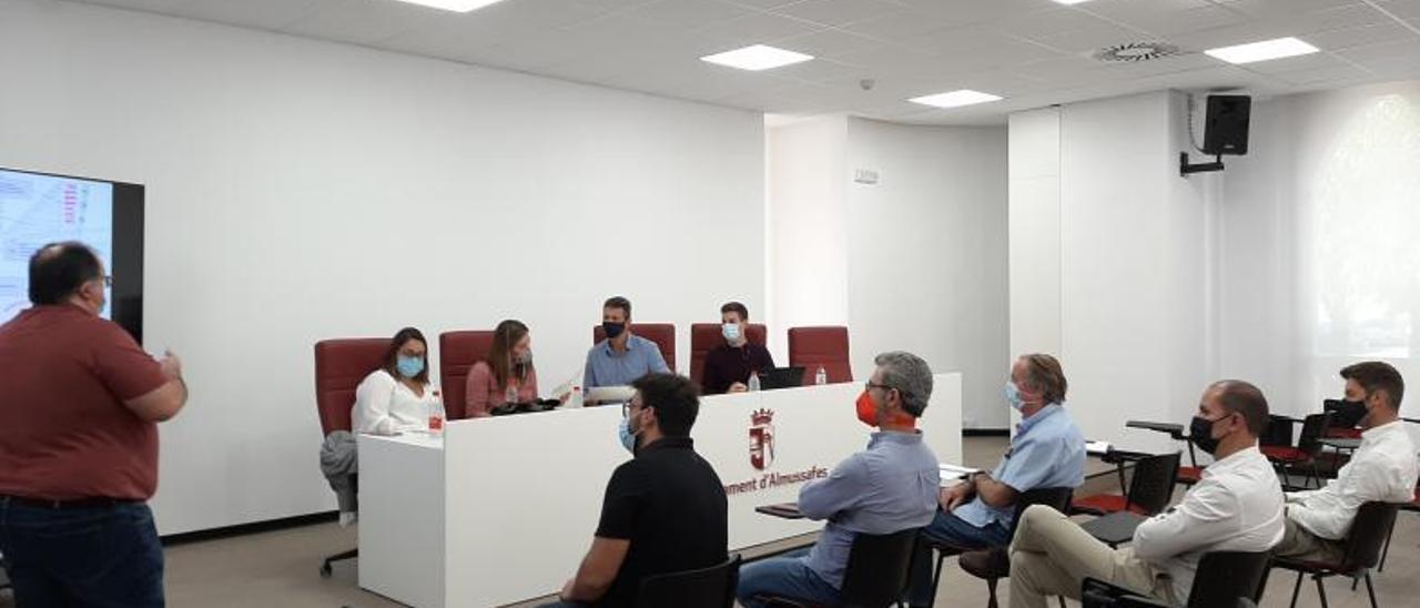 El alcalde presidió ayer la reunión con los representantes de los polígonos y sindicatos en el centro cultural. | LEVANTE-EMV