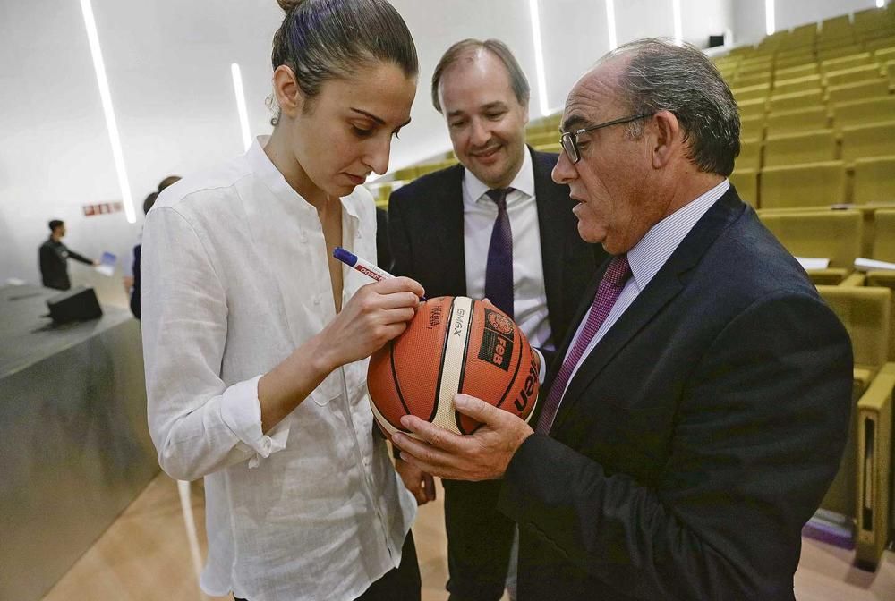 El director general de gestión de Prensa Ibérica en Balears, José Manuel Atiénzar y Antoni Serra, director territorial de BMN, dialogan con Alba Torrens mientras firma un balón.