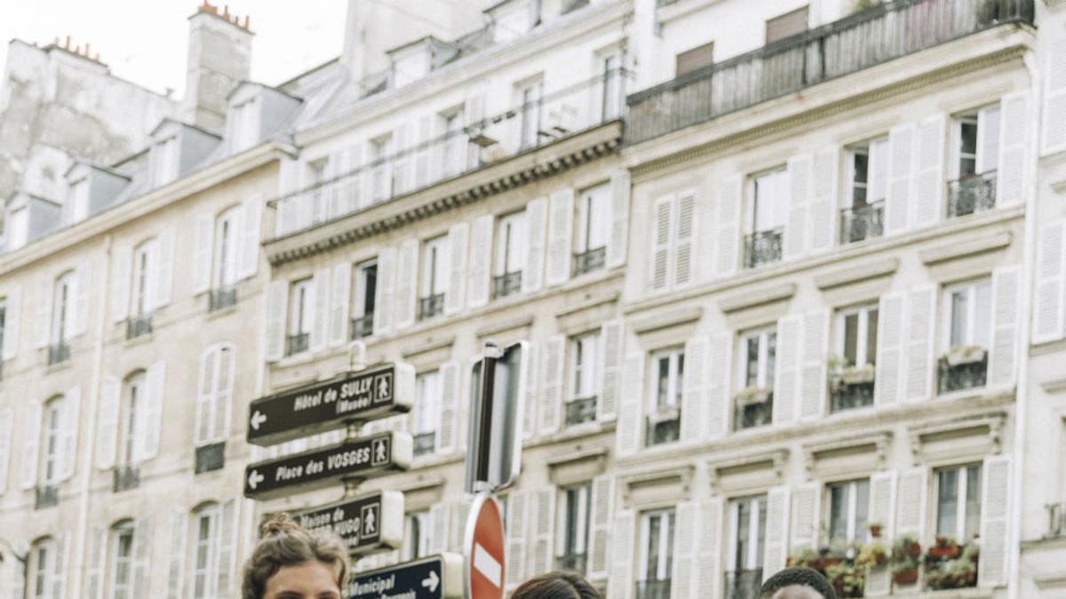 Sophie and Lucie proponen una colección que es un viaje por las calles de París