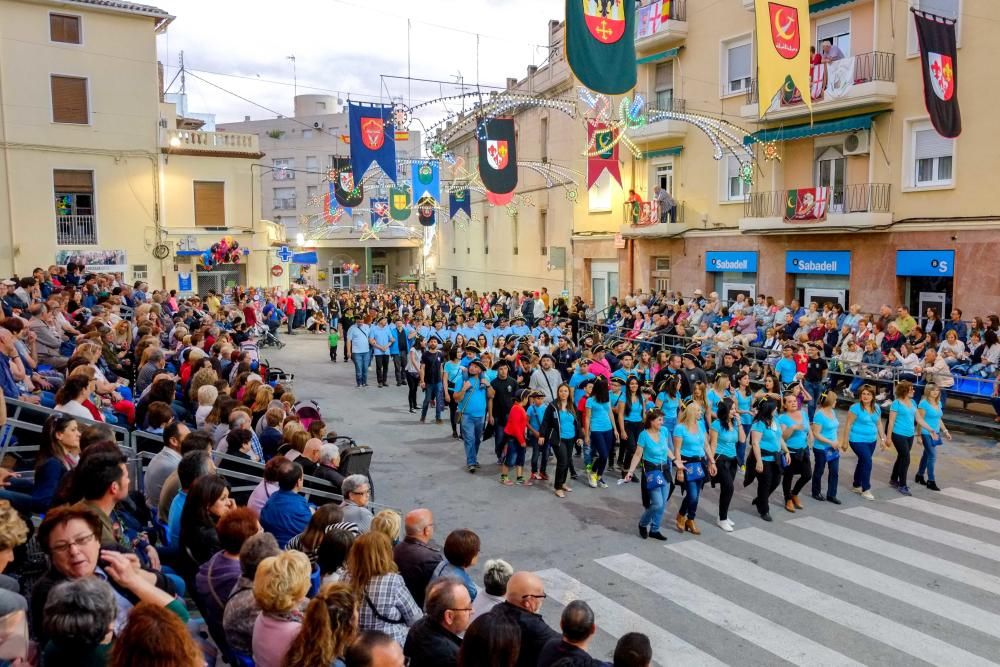 El general Francisco Grau abre las fiestas dirigiendo a los 700 músicos de las 12 bandas que interpretan el pasodoble «Petrel»