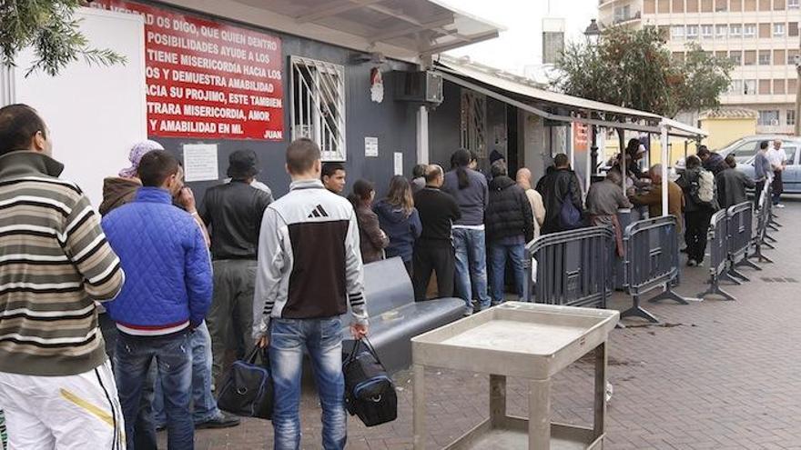 Cola en Santo Domingo donde se reparten alimentos cada día.