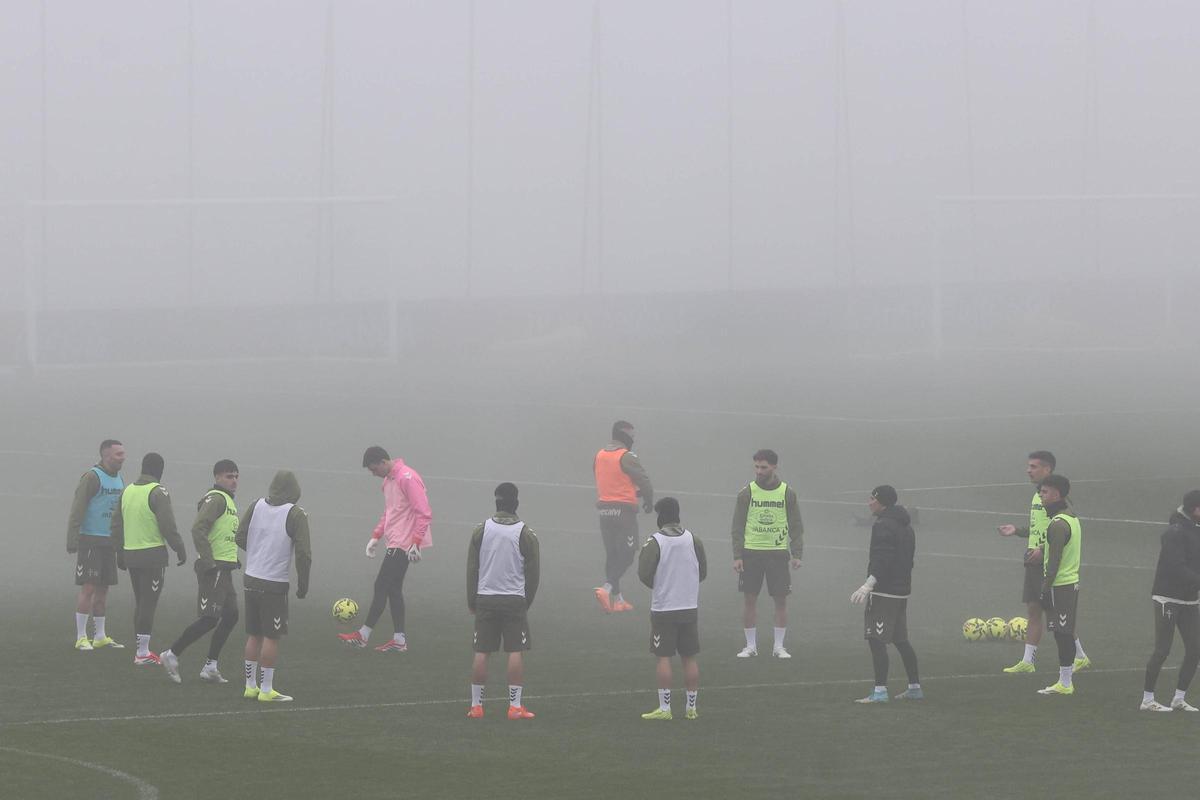 Los jugadores del Celta, bajo la niebla en el entrenamiento de ayer.