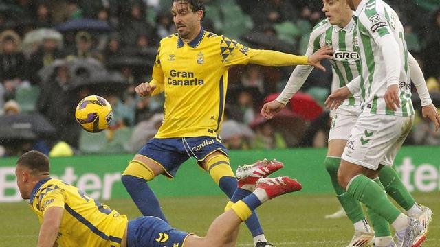 Campaña intenta proteger el balón ante la presión de Antony y Jesús Rodríguez; Herzog, desde el suelo. | LOF