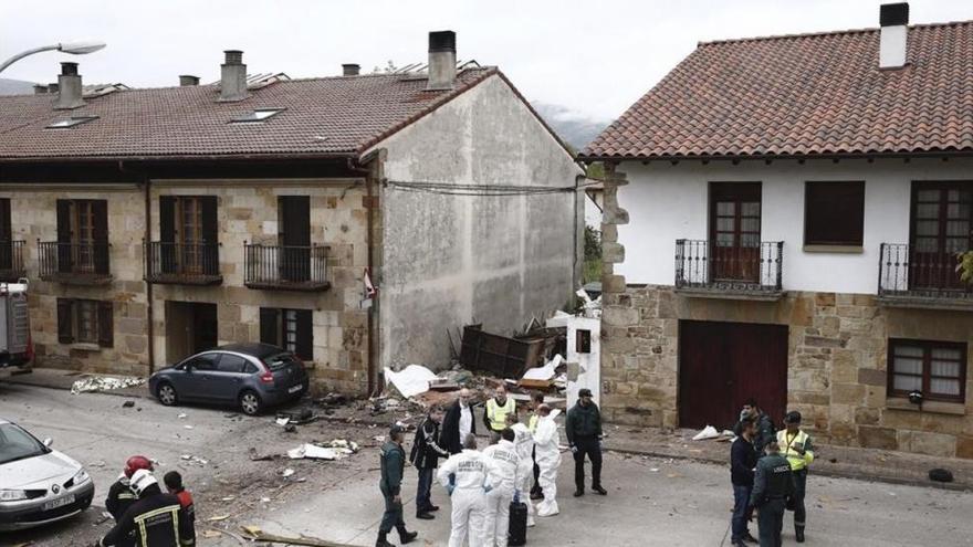 Tres muertos al estrellarse una avioneta en un pueblo de Navarra