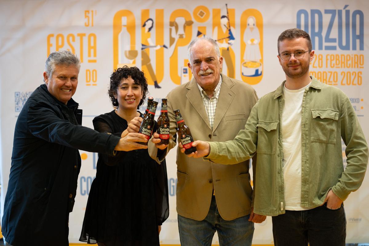 Representante de Estrella Galicia, primero izquierda, con ediles y el alcalde Xoán Xesús Carril, tercero