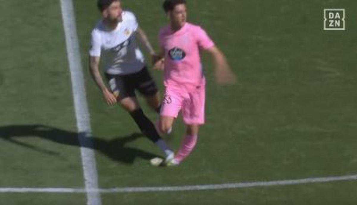 UNAI NÚÑEZ PISA INVOLUNTARIAMENTE A HUGO ÁLVAREZ