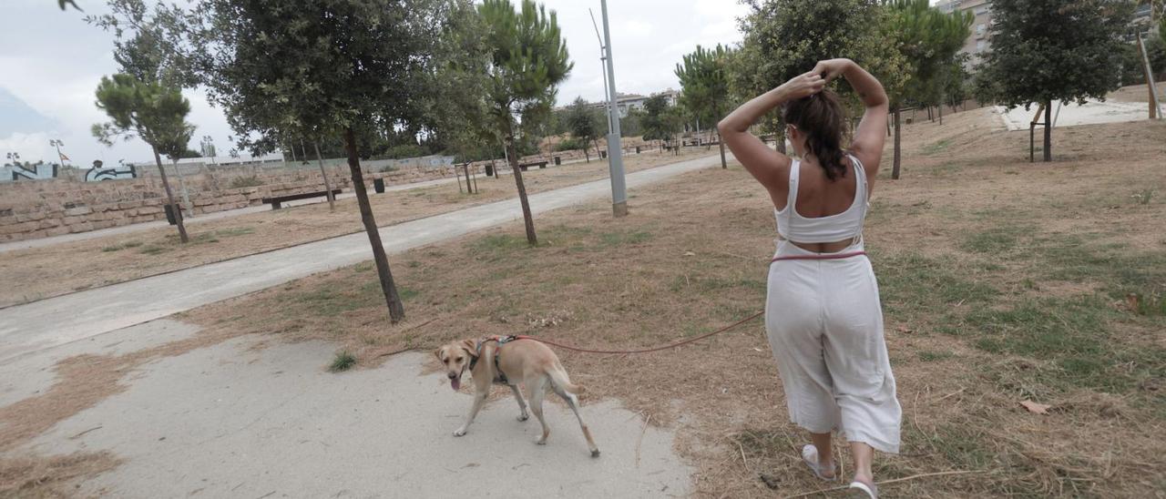 «En Palma apenas hay espacios para que los perros jueguen sueltos», dice Laura, que en el Canódromo tiene que pasear a Susi con correa.