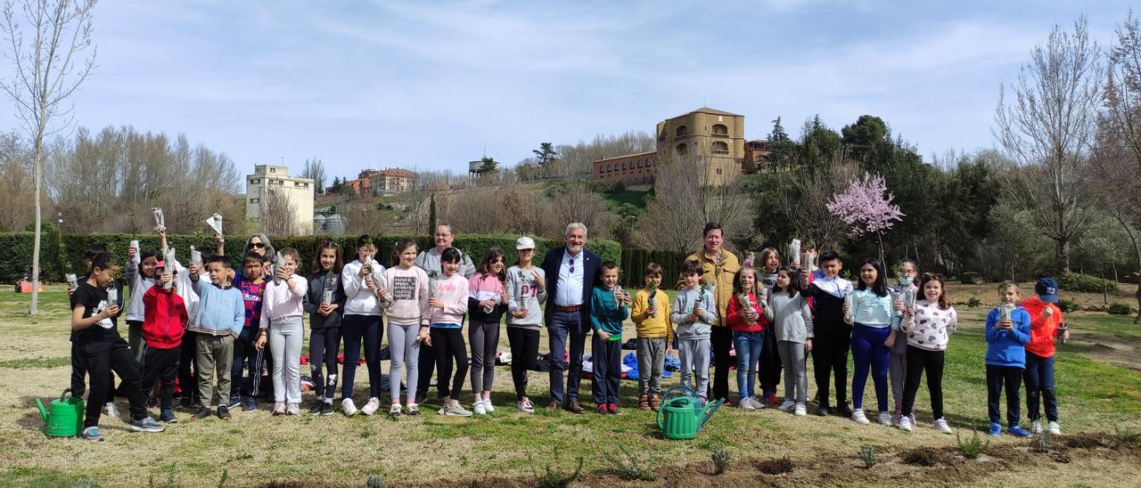 Grupo de participantes en la primera plantación realizada por el Día del Árbol. / E. P.