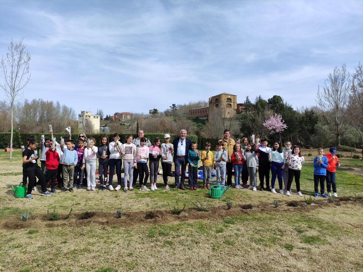 Grupo de participantes en la primera plantación realizada por el Día del Árbol. / E. P.