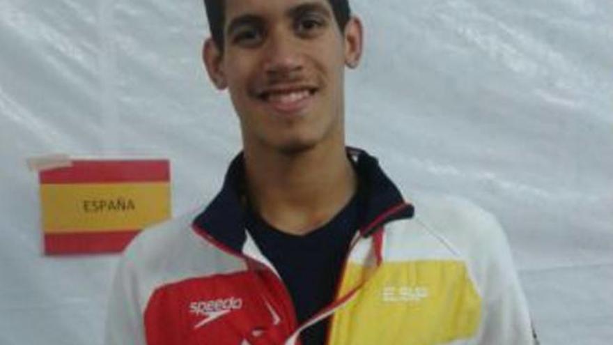 Hugo González posa con su medalla de oro.