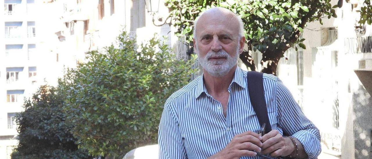 Manuel Cabezas, en el casco viejo de Ourense.  | // FERNANDO CASANOVA