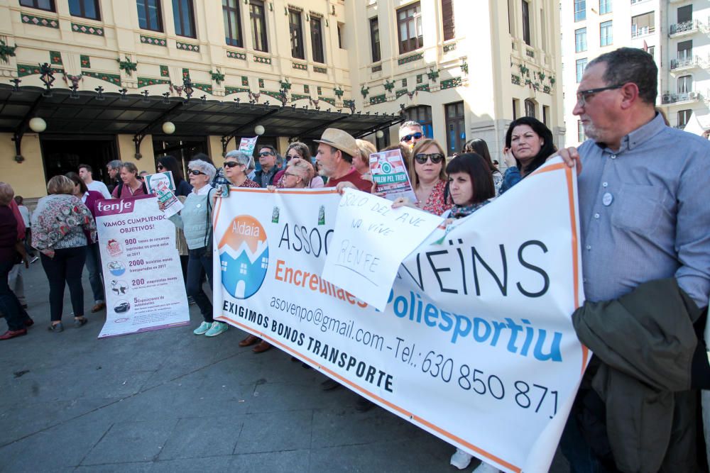 Concentración en València contra el "maltrato continuo" de Renfe