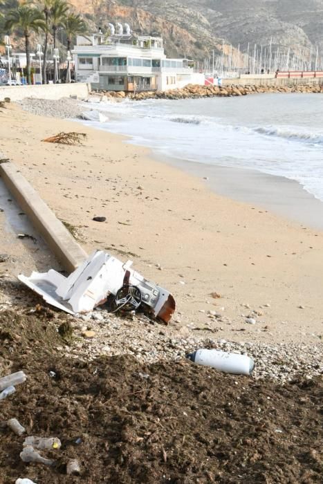 Sacan en la playa de Xàbia una embarcación que hundió el temporal