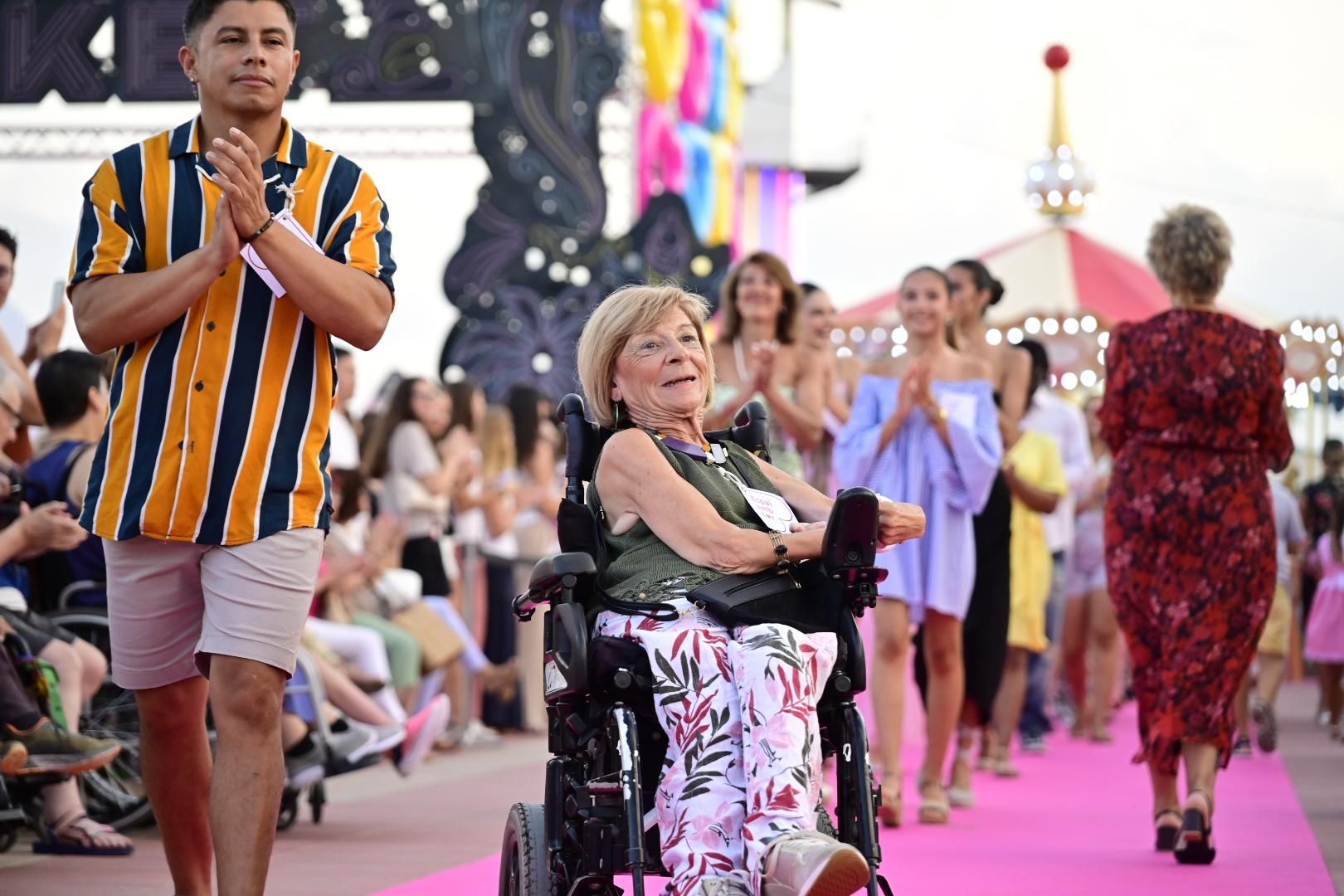 El Moll de Costa se viste de moda con el desfile solidario de Cáritas