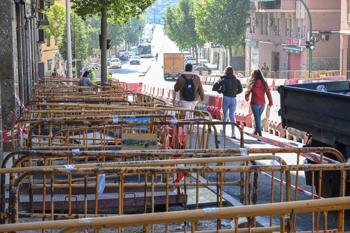 Vallas que dan acceso a cada comercio o entrada residencial y que dificulta el paso de peatones.