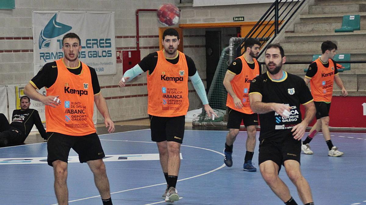 Martín, Quintas y Cerqueira en una acción del entrenamiento de ayer en O Gatañal. |  // SANTOS ÁLVAREZ